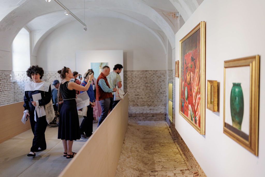 Grup de vizitatori la un tur ghidat in expozitia Transilvania Extravaganza Sibiu