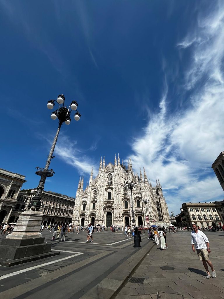 Domul din Milano, oameni pe stradă, în piață