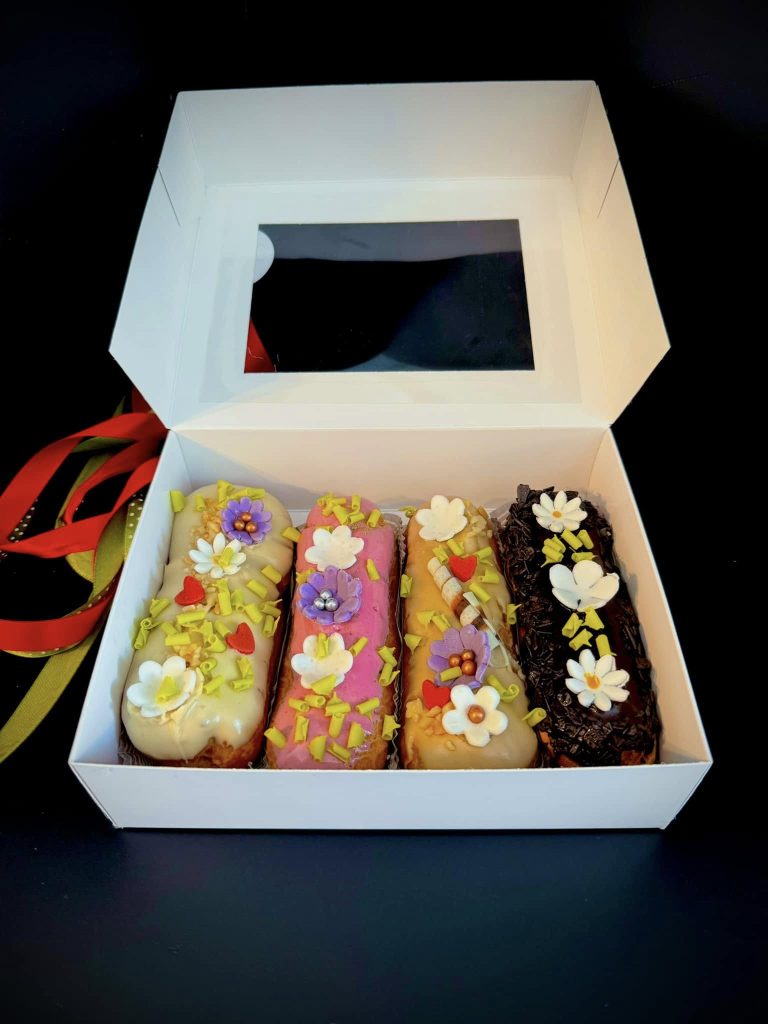 Selecție de eclere artizanale cu diverse arome la L'Eclair Magique Cluj.