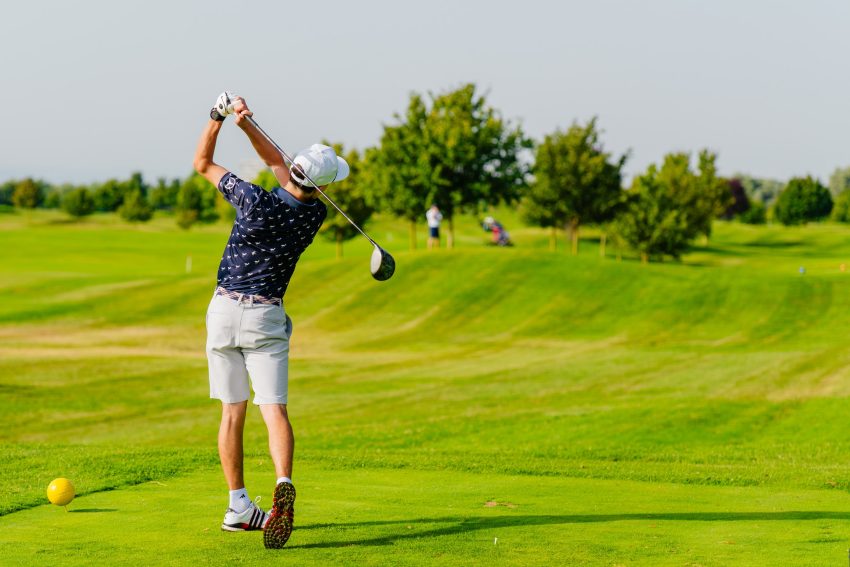 Elis pavaje susține golf în România